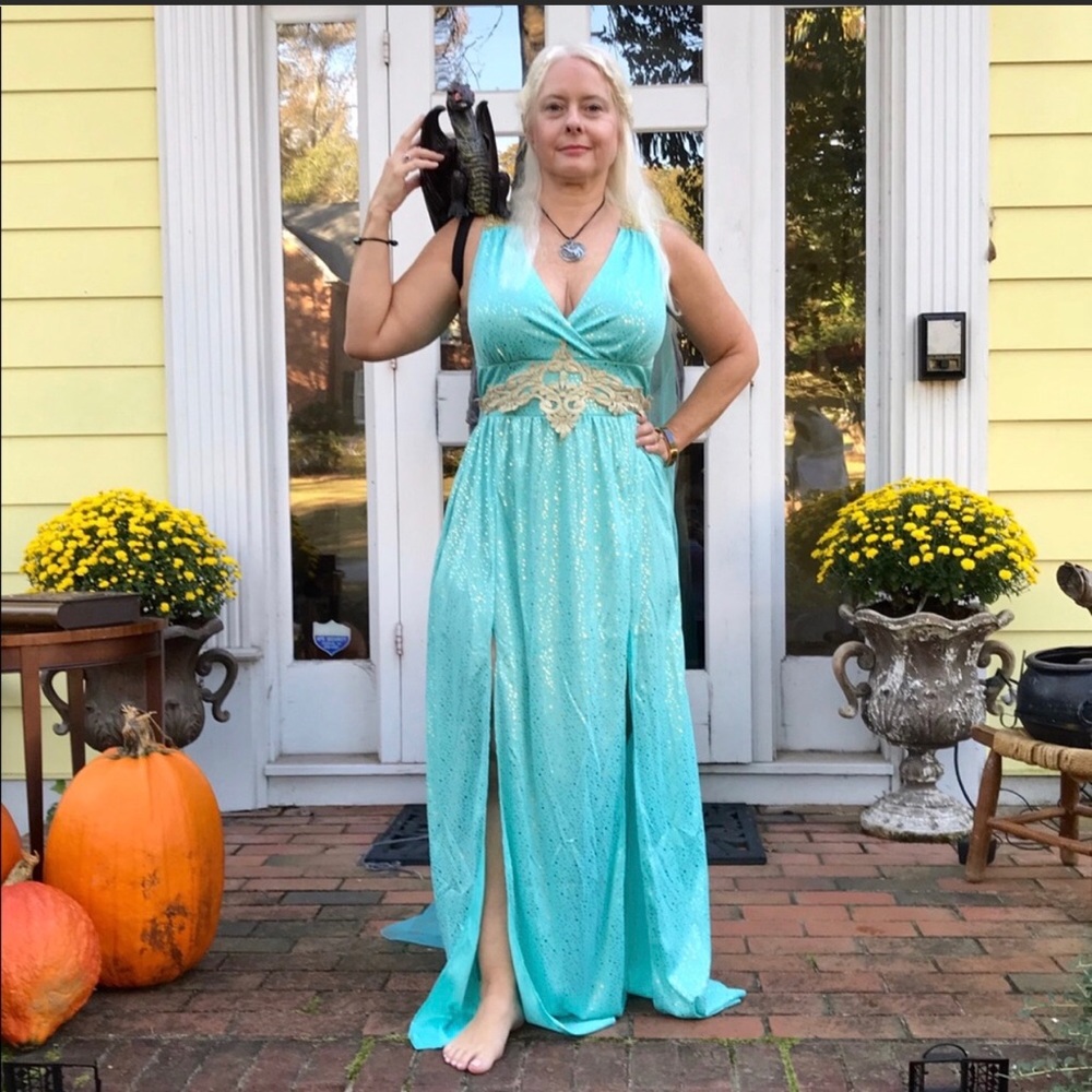 Game of Thrones costume and shoulder dragon